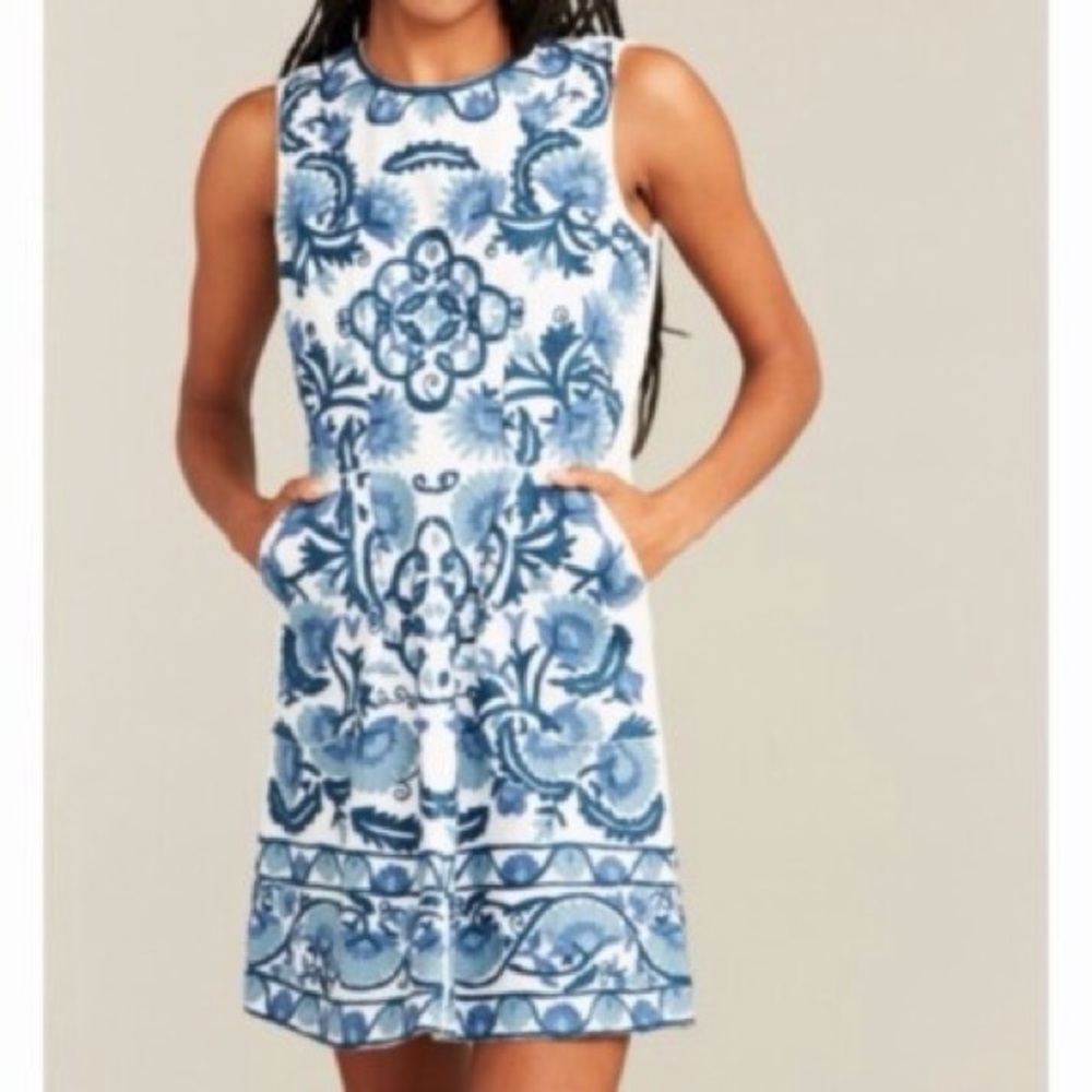 Roller Rabbit Kiki Embroidered Mini Dress White Blue Size Small